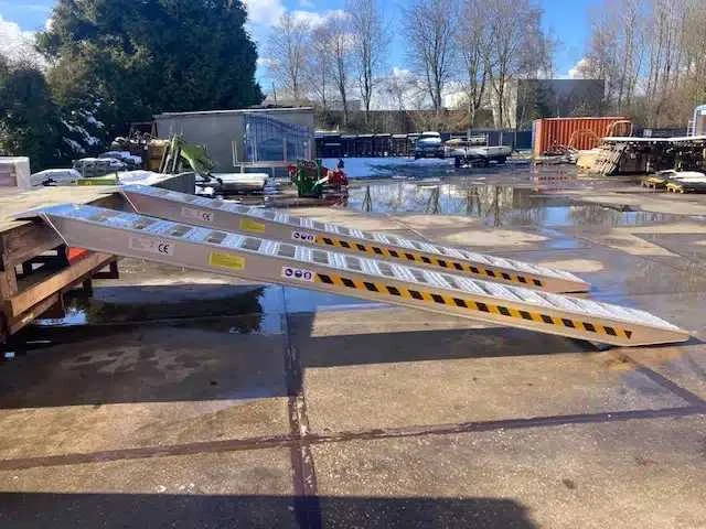 Hh - aluminium oprijplank - oprijplaat - 4,2 mtr - 5 ton (2x) - afbeelding 1 van  1