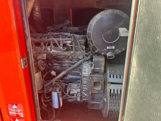 Himoinsa iveco hfw-200 10-2009 160kw 200 kva - afbeelding 2 van  8
