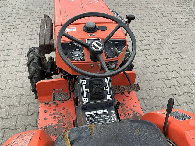 Hinomoto c174 vierwielaangedreven landbouwtractor - afbeelding 4 van  17