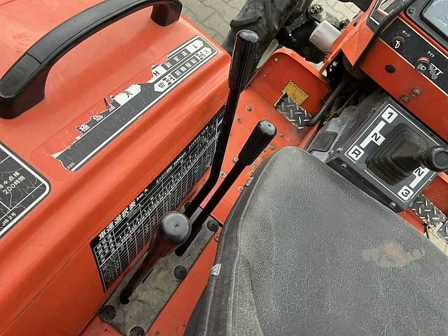 Hinomoto e2304 vierwielaangedreven landbouwtractor - afbeelding 5 van  28