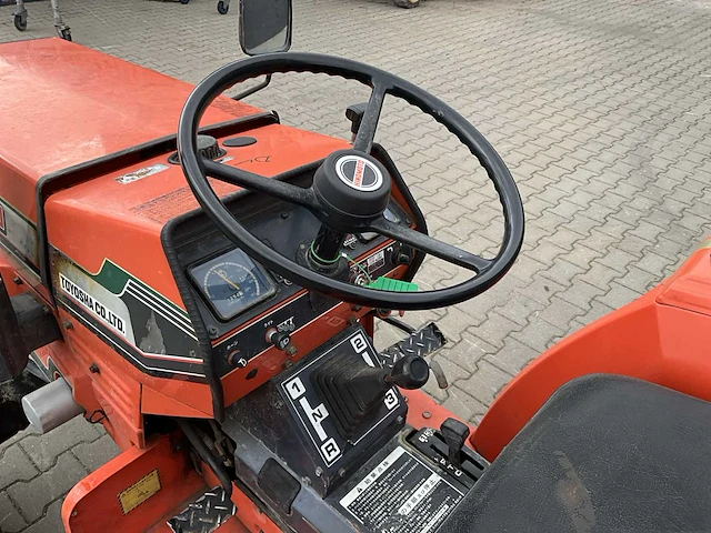 Hinomoto e2304 vierwielaangedreven landbouwtractor - afbeelding 27 van  28
