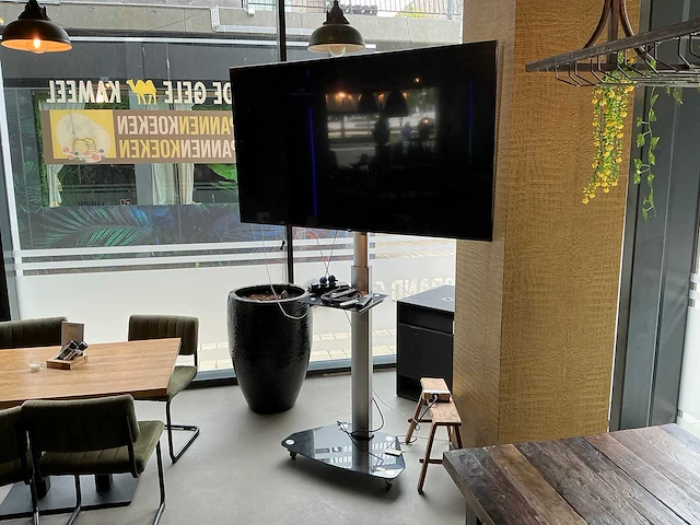 Hisens - 75a79kq - televisie op mobiele standaard - afbeelding 1 van  4