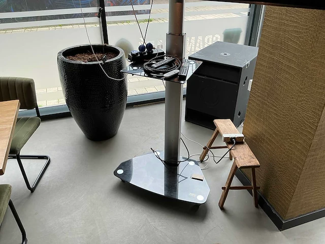 Hisens - 75a79kq - televisie op mobiele standaard - afbeelding 2 van  4
