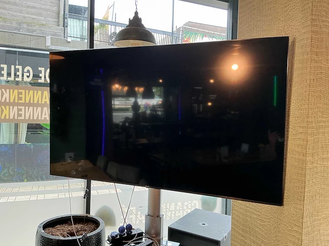 Hisens - 75a79kq - televisie op mobiele standaard - afbeelding 3 van  4