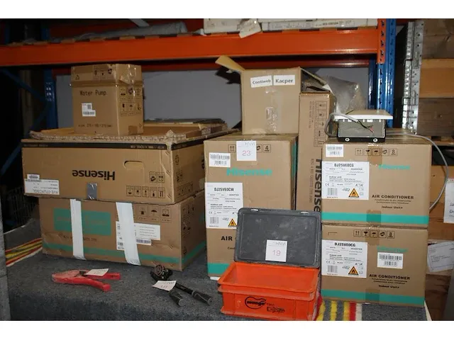Hisense aircoproducten w.o. vier indoor units, outdoor unit en diverse losse producten. compleetheid onbekend - afbeelding 1 van  4