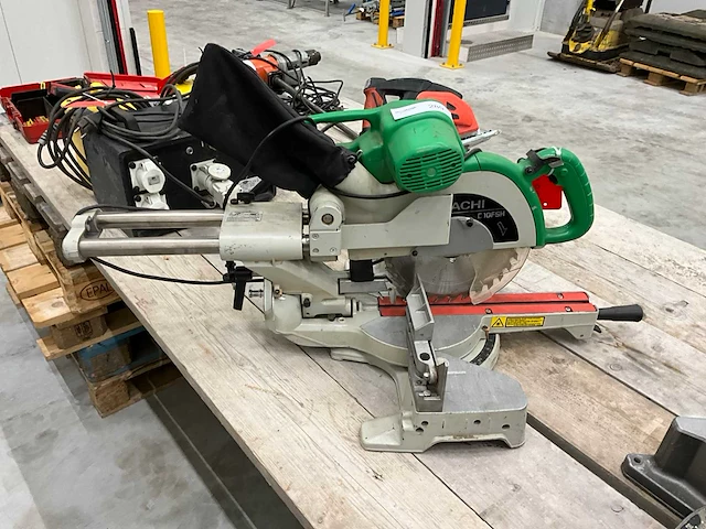 Hitachi c10fsh afkortzaag - afbeelding 1 van  6