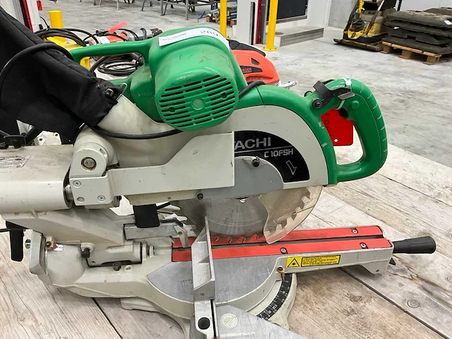 Hitachi c10fsh afkortzaag - afbeelding 3 van  6