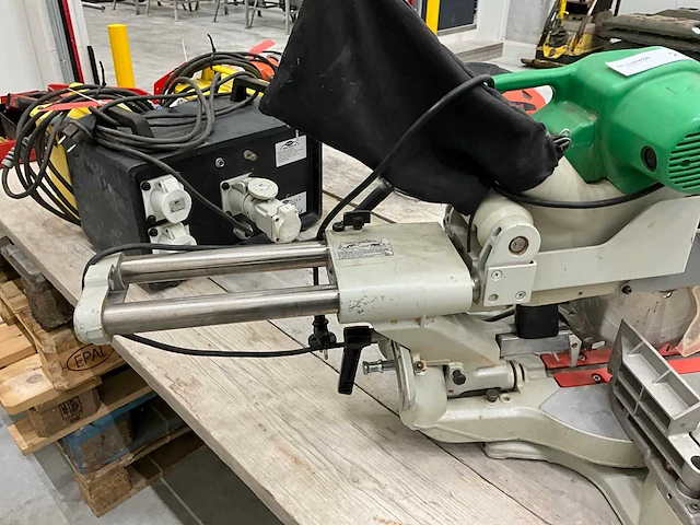 Hitachi c10fsh afkortzaag - afbeelding 4 van  6