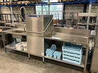 Hobart hno22340 korvenvaatwasmachine met aan en afvoertafel