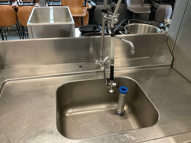 Hobart hno22340 korvenvaatwasmachine met aan en afvoertafel - afbeelding 6 van  8