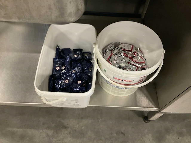 Hobart hno22340 korvenvaatwasmachine met aan en afvoertafel - afbeelding 8 van  8