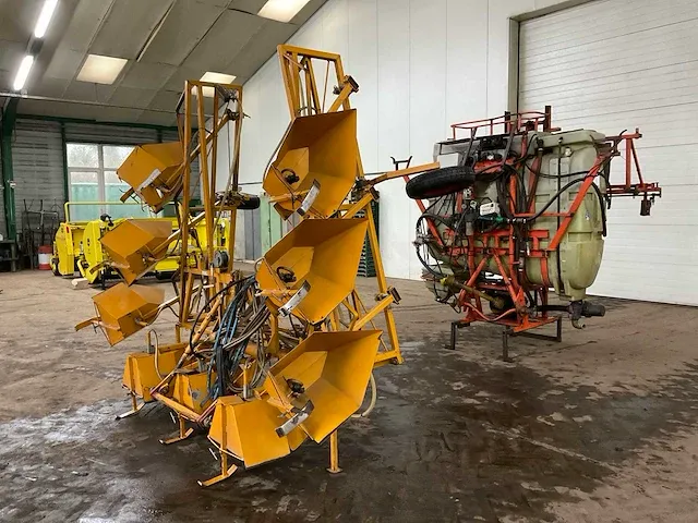 Hoegen dijkhof kappenspuit met douven tank - afbeelding 1 van  12