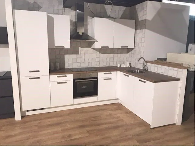 Hoek opgestelde keuken - afbeelding 1 van  16