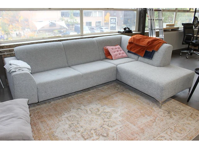Hoekbank grijs gestoffeerd. afmeting 270 x 190 cm. hoogte rugleuning 82 cm. - afbeelding 1 van  2