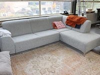 Hoekbank grijs gestoffeerd. afmeting 270 x 190 cm. hoogte rugleuning 82 cm. - afbeelding 1 van  2