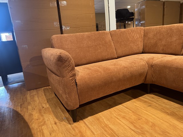 Hoekbank met open eiland – koper stof – zwarte poten - afbeelding 3 van  5