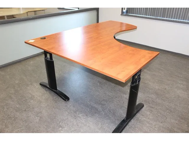 Hoekbureau 210 x 160 cm. in hoogte verstelbaar. - afbeelding 2 van  3