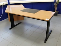 Hoekbureau met vaste ladekast. afmeting 280 x 150 cm. in hoogte verstelbaar. - afbeelding 1 van  2