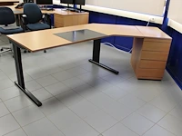 Hoekbureau met vaste ladekast. afmeting 280 x 150 cm. in hoogte verstelbaar. - afbeelding 2 van  2