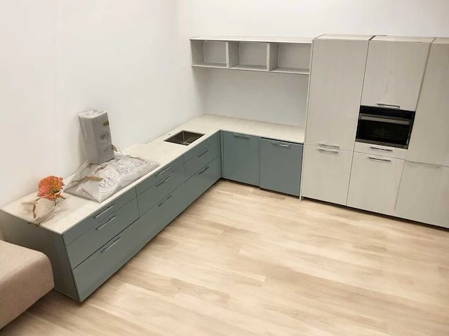Hoekkeuken met composietsteen werkblad - afbeelding 1 van  27