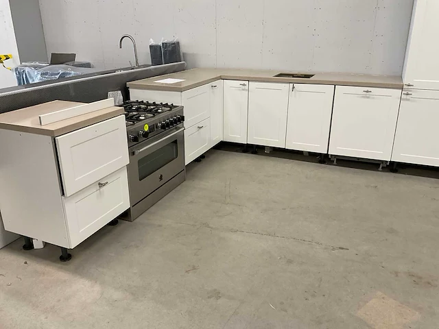 Hoekkeuken met granieten blad vaatwasser en koel vries combinatie - afbeelding 4 van  14