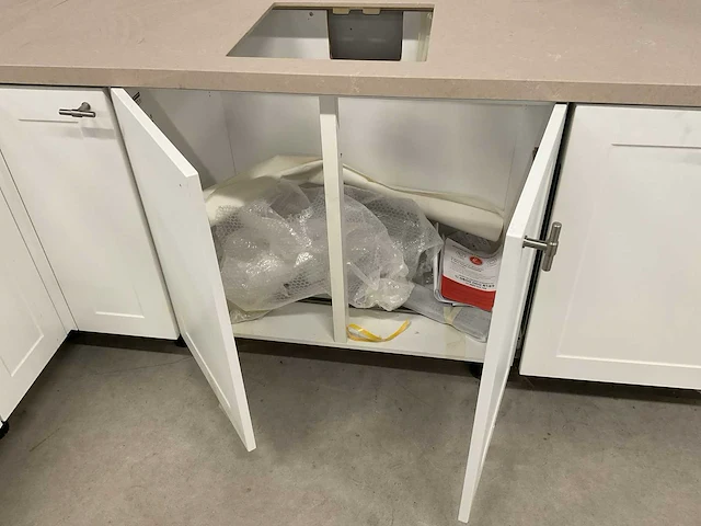 Hoekkeuken met granieten blad vaatwasser en koel vries combinatie - afbeelding 5 van  14