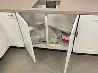 Hoekkeuken met granieten blad vaatwasser en koel vries combinatie - afbeelding 5 van  14