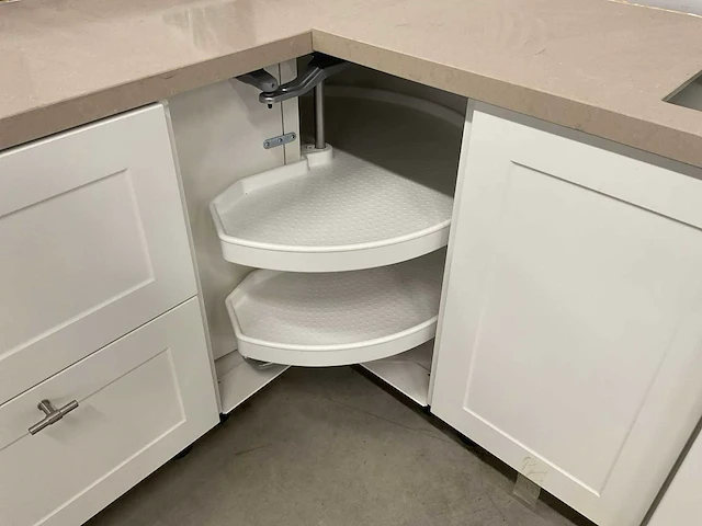 Hoekkeuken met granieten blad vaatwasser en koel vries combinatie - afbeelding 6 van  14