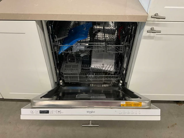 Hoekkeuken met granieten blad vaatwasser en koel vries combinatie - afbeelding 8 van  14