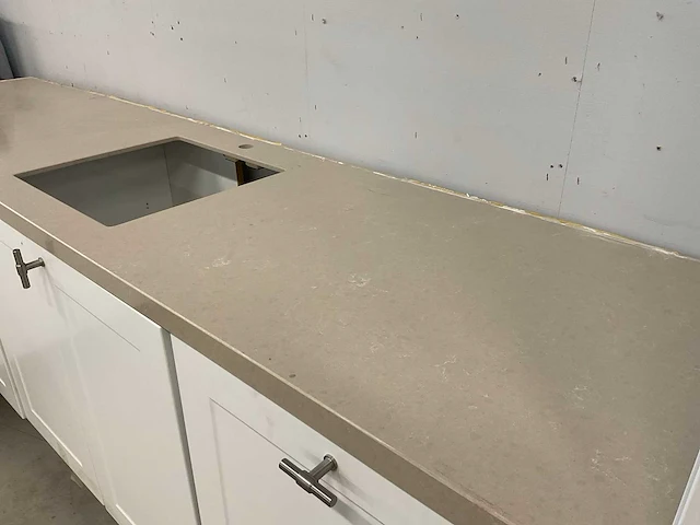 Hoekkeuken met granieten blad vaatwasser en koel vries combinatie - afbeelding 9 van  14