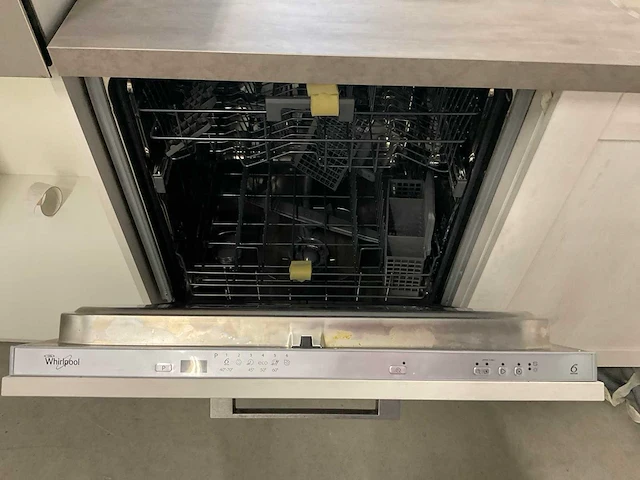 Hoekkeuken met vaatwasser combimagnetron en kookplaat - afbeelding 6 van  13