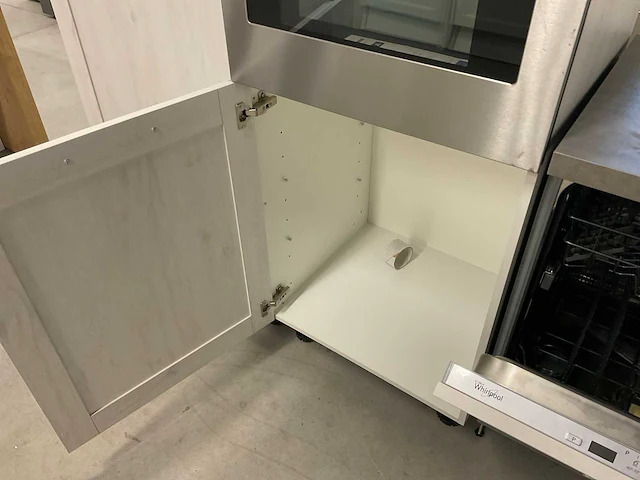 Hoekkeuken met vaatwasser combimagnetron en kookplaat - afbeelding 7 van  13