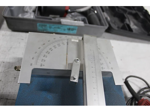 Hoekmeetinstrument unaf met lengte 75 cm in metalen opbergkoffer. - afbeelding 3 van  3