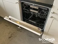 Hoekopgestelde showroomkeuken met inbouw apparatuur en granieten blad - afbeelding 9 van  22