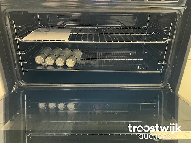 Hoekopgestelde showroomkeuken met inbouw apparatuur en granieten blad - afbeelding 13 van  22