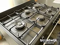 Hoekopgestelde showroomkeuken met inbouw apparatuur en granieten blad - afbeelding 14 van  22