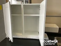 Hoekopgestelde showroomkeuken met inbouw apparatuur en granieten blad - afbeelding 12 van  22