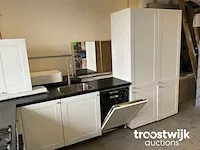 Hoekopgestelde showroomkeuken met inbouw apparatuur en granieten blad - afbeelding 20 van  22