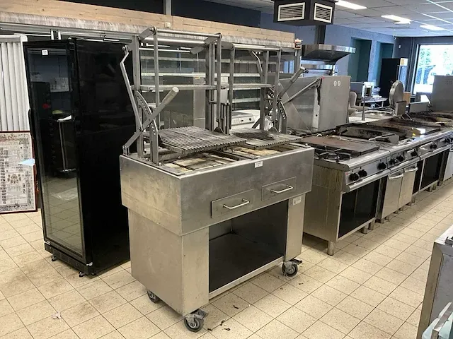 Hoeks metaal houtskoolgrill - afbeelding 1 van  9