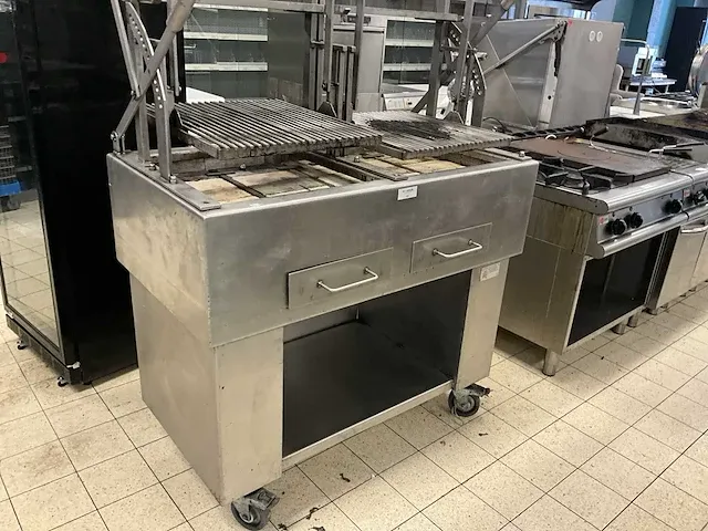 Hoeks metaal houtskoolgrill - afbeelding 2 van  9