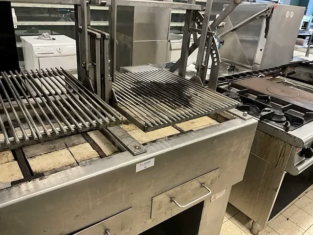 Hoeks metaal houtskoolgrill - afbeelding 4 van  9