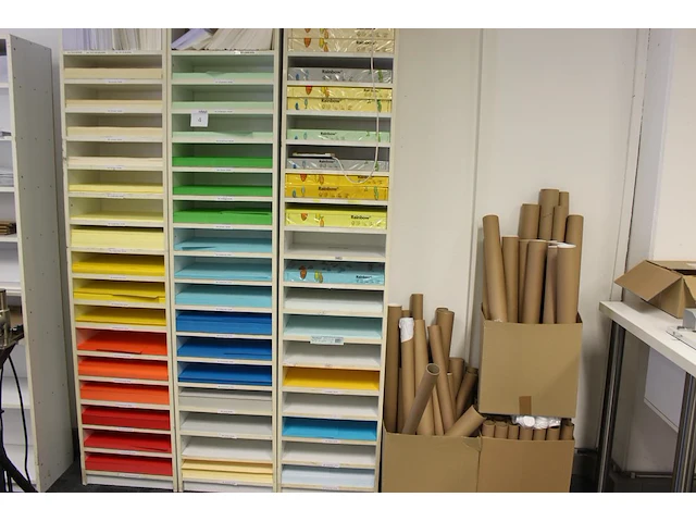 Hoeveelheid gekleurd papier in diverse gewichten en afmetingen en kleuren in driedelige schappenkast. - afbeelding 1 van  2
