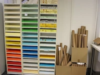 Hoeveelheid gekleurd papier in diverse gewichten en afmetingen en kleuren in driedelige schappenkast.