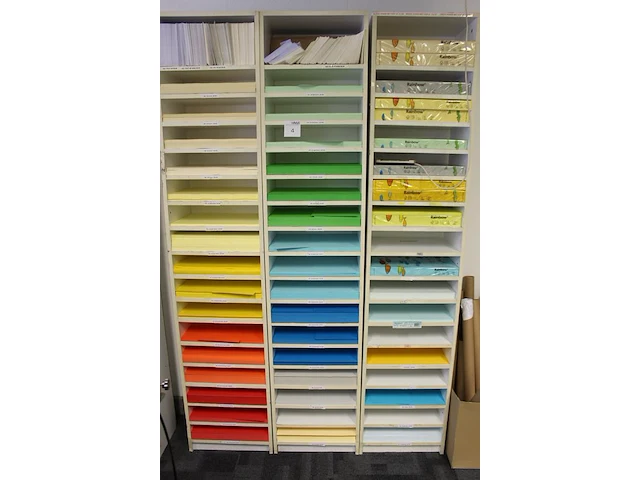 Hoeveelheid gekleurd papier in diverse gewichten en afmetingen en kleuren in driedelige schappenkast. - afbeelding 2 van  2
