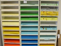 Hoeveelheid gekleurd papier in diverse gewichten en afmetingen en kleuren in driedelige schappenkast. - afbeelding 2 van  2