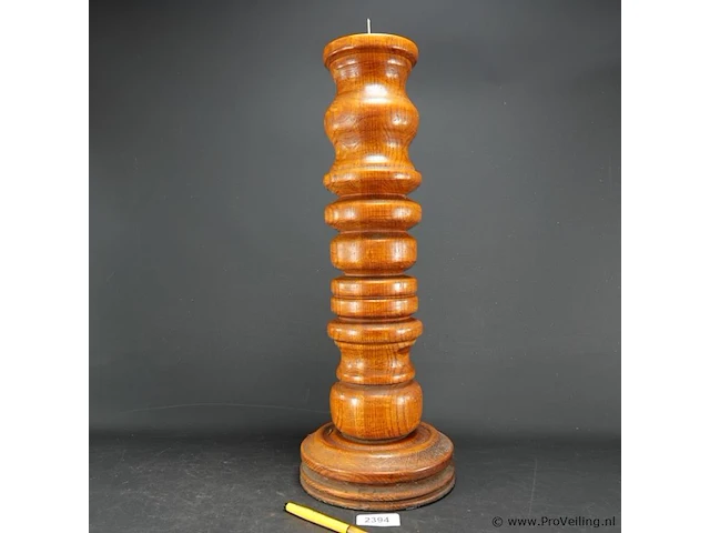 Hoge massief houten kandelaar - afbeelding 1 van  5