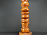 Hoge massief houten kandelaar - afbeelding 1 van  5
