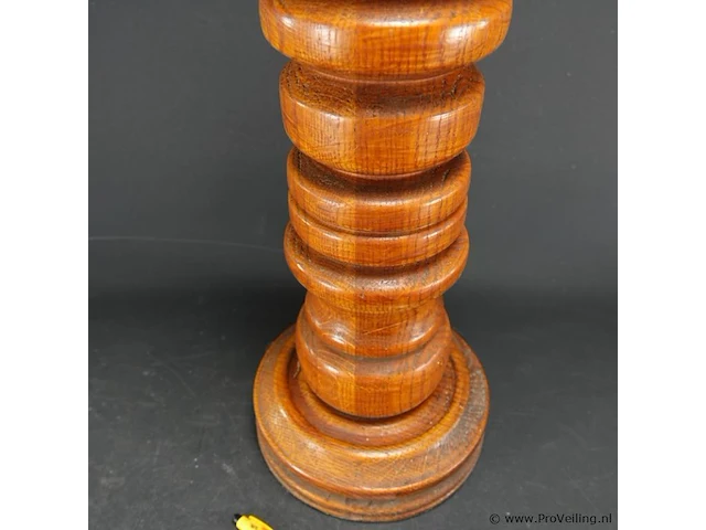 Hoge massief houten kandelaar - afbeelding 4 van  5