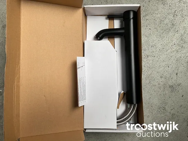 Hoge mat zwarte wastafelkraan - afbeelding 2 van  2