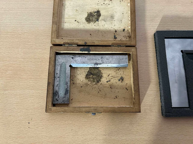 Hommel en wezu winkelhaak (2x) - afbeelding 1 van  2